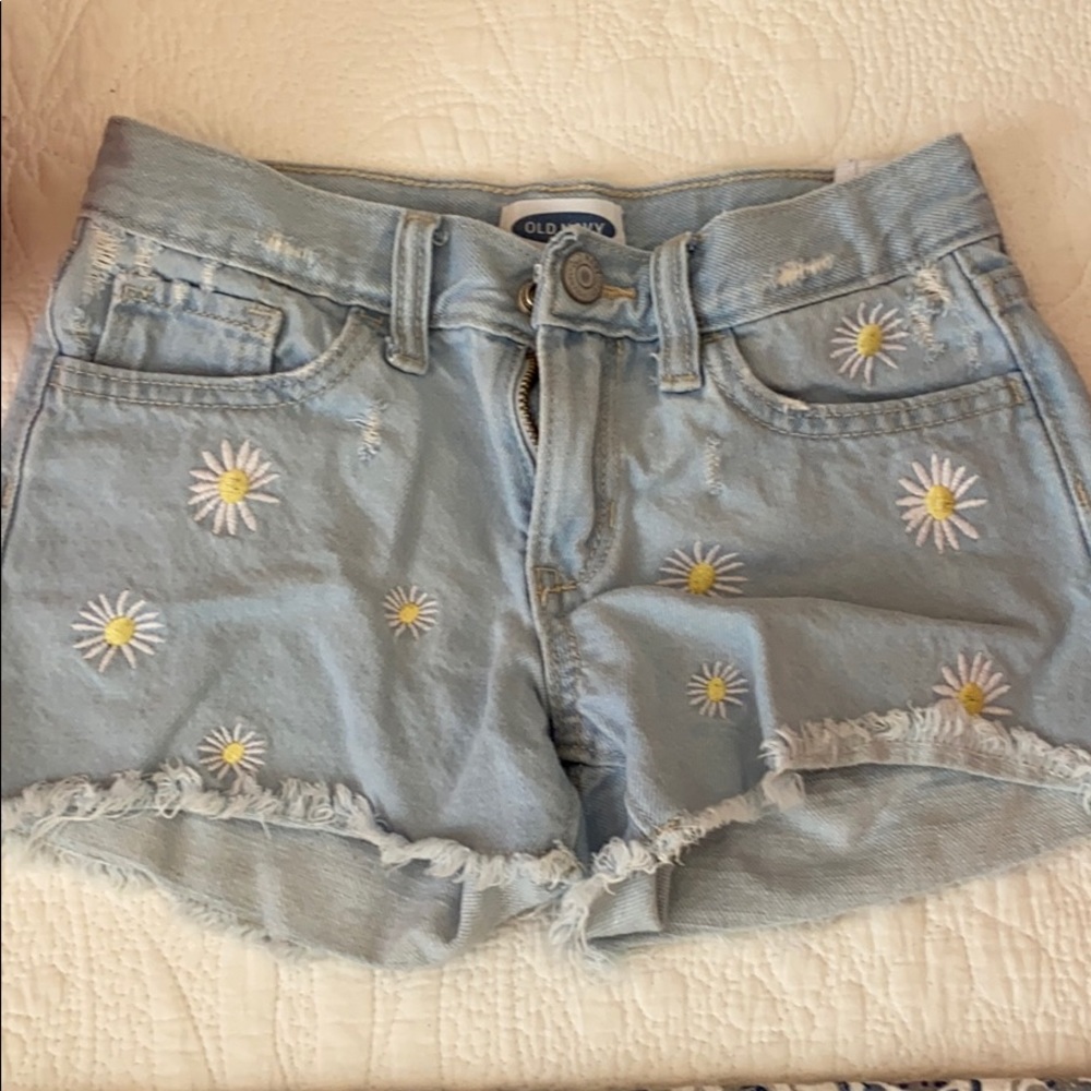 Jean short with embroidered flower details
